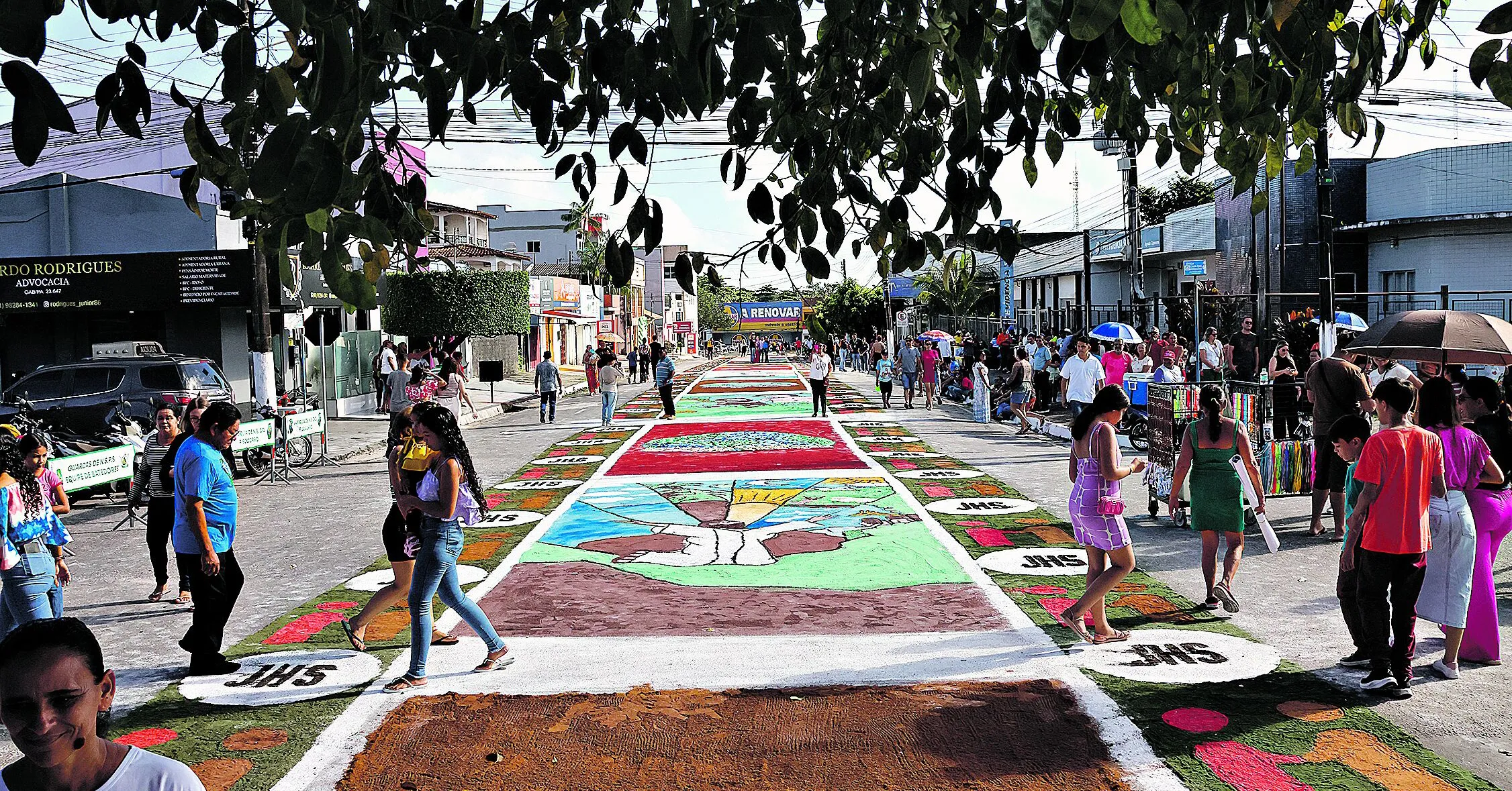 Tapetes feitos com areia e serragem ganham as ruas de Capanema.