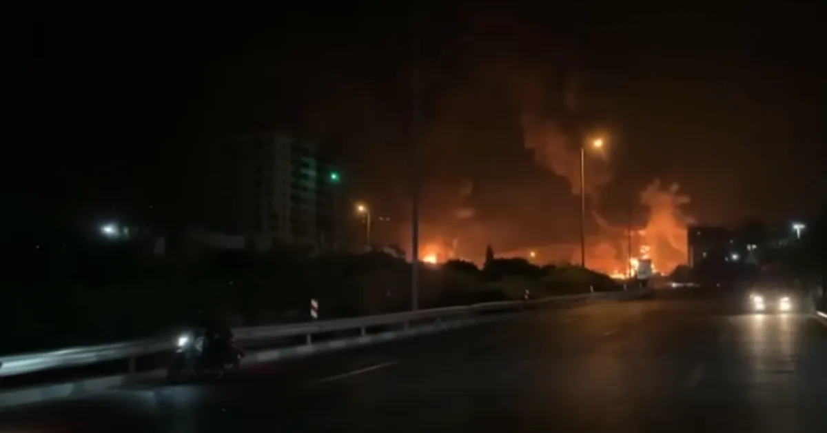 Segundo a televisão estatal iraniana, o centro atingido em Tel Aviv estaria em chamas.